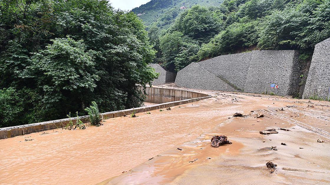 Trabzonda şiddetli yağış taşkınlara yol açtı