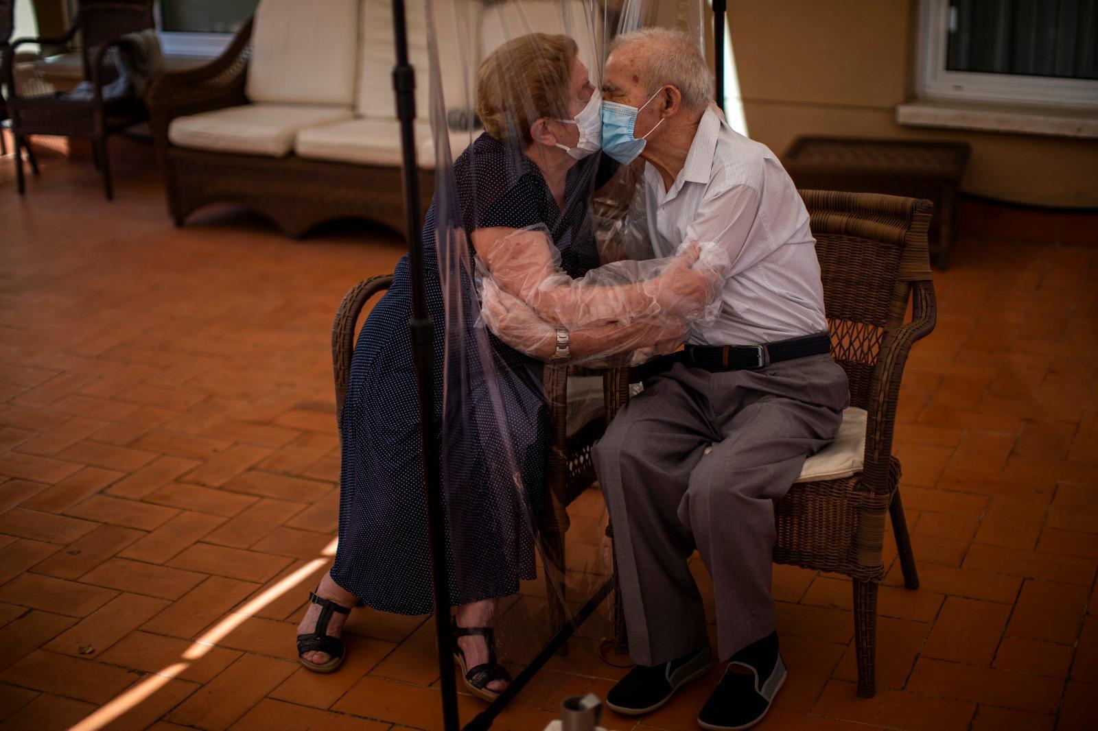 Corona virüs nedeniyle 102 gün ayrı kalan yaşlı çiftin kavuştuğu an
