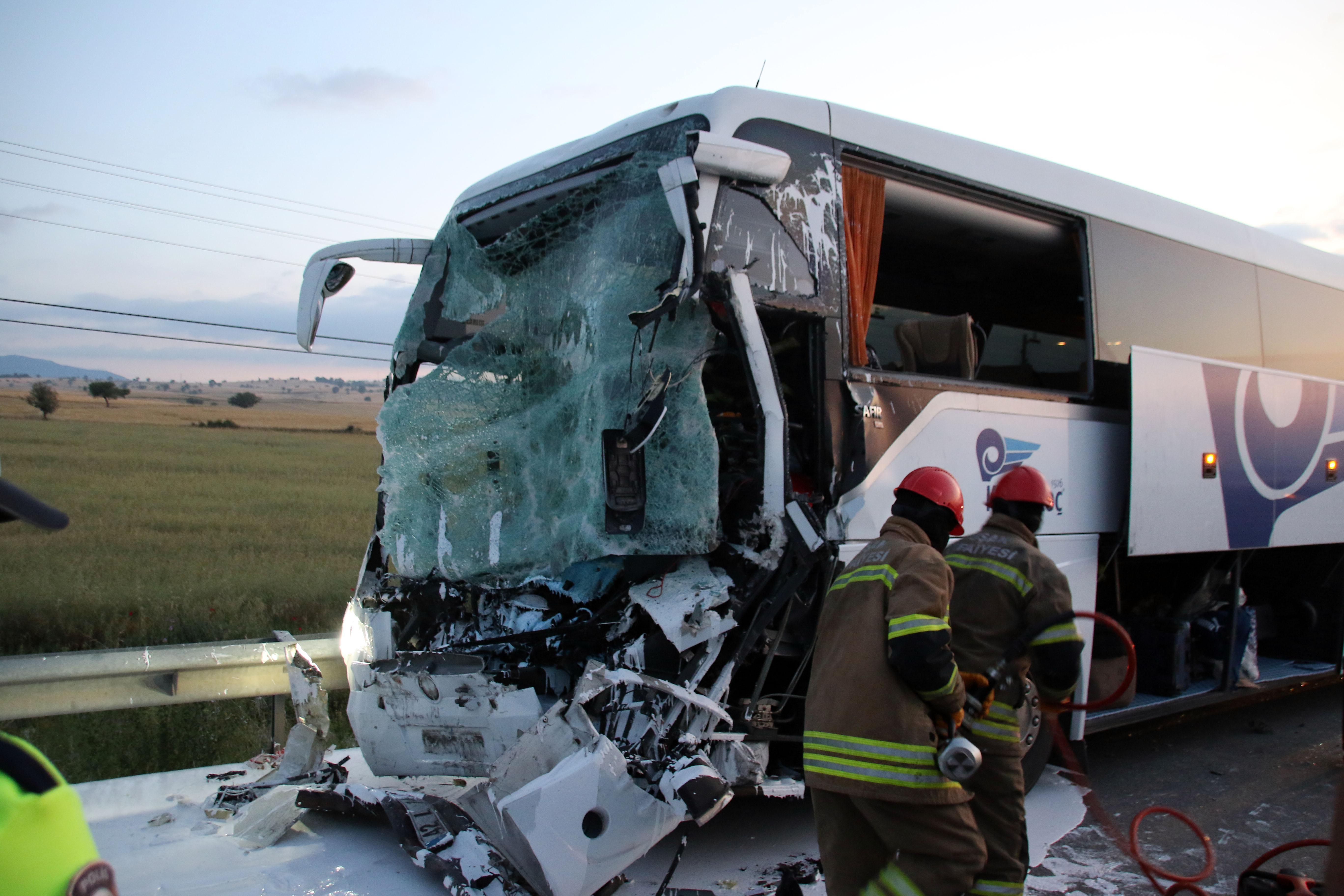 Uşakta yolcu otobüsü ile kamyonun çarpıştığı kazada 2 kişi öldü, 18 kişi yaralandı