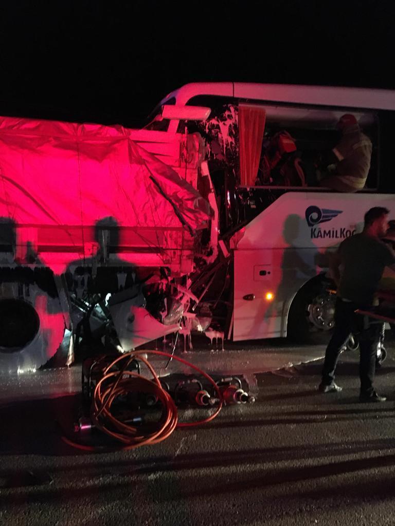 Uşakta yolcu otobüsü ile kamyonun çarpıştığı kazada 2 kişi öldü, 18 kişi yaralandı