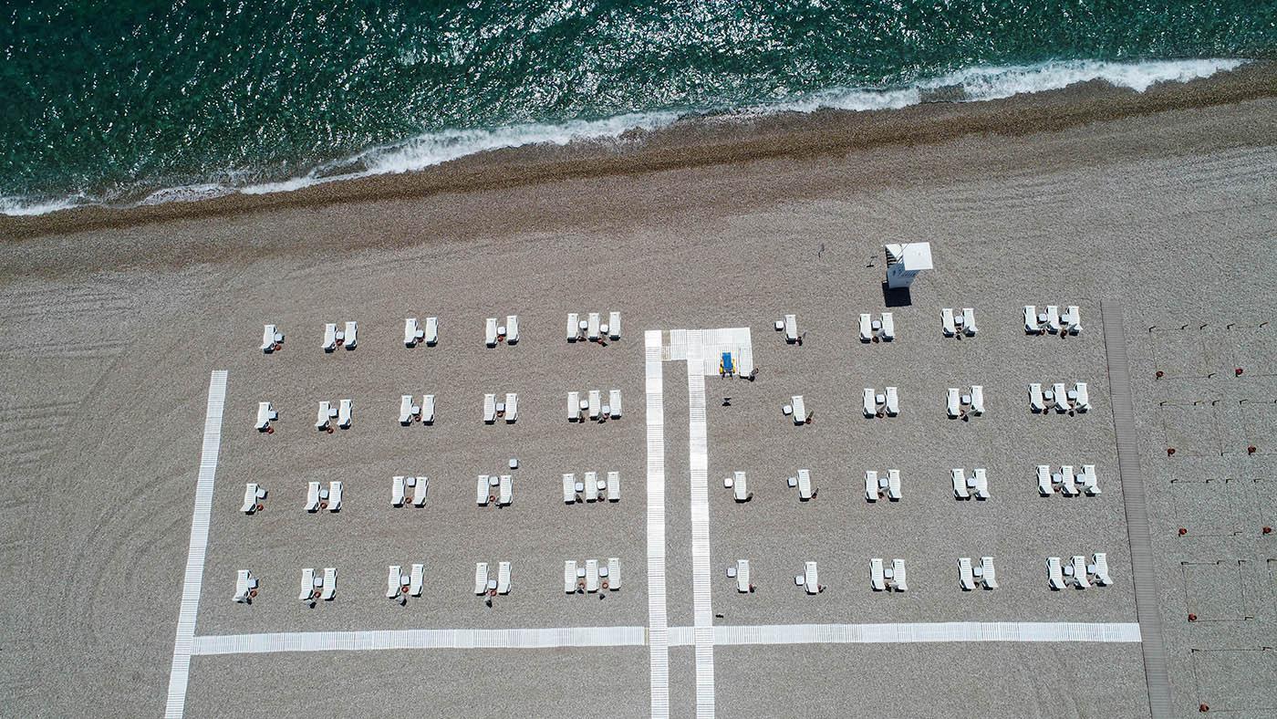 Dünyaca ünlü Konyaaltı sahilinde sosyal mesafeli tatil düzenlemesi