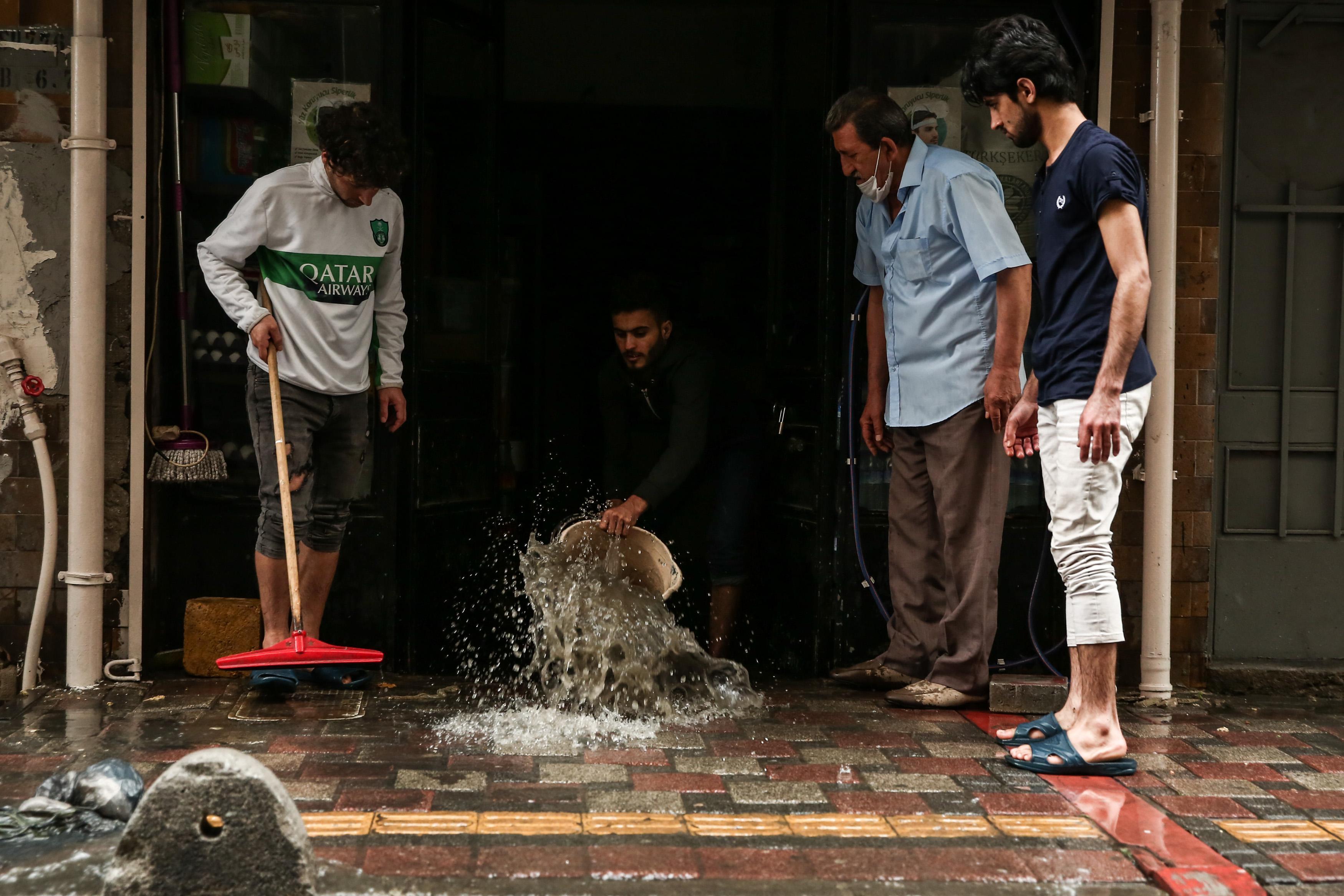 İstanbul sağanak yağışa teslim AKOM 5 ilçeyi uyardı