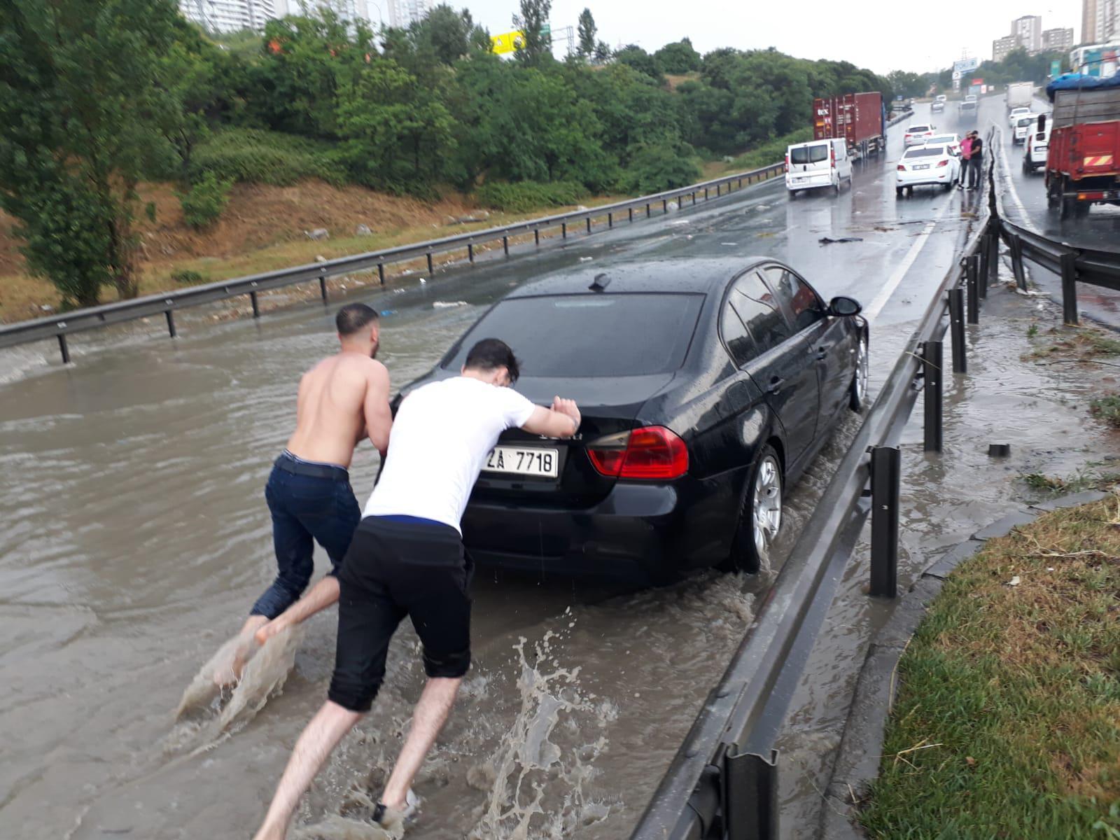 İstanbul sağanak yağışa teslim AKOM 5 ilçeyi uyardı