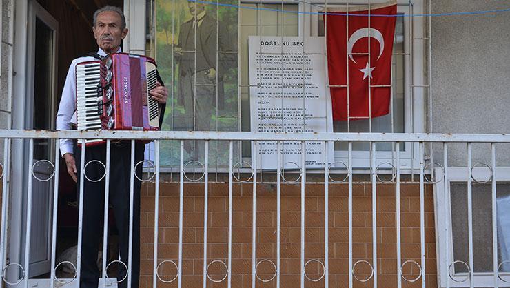 Caz sanatçısı Gencer’den akordeonlu İstiklal Marşı