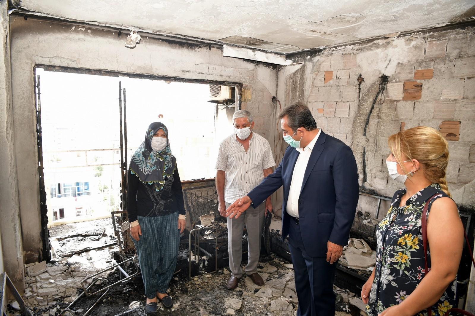 Çukurova Belediyesi evi yanan aileye yardım eli uzattı
