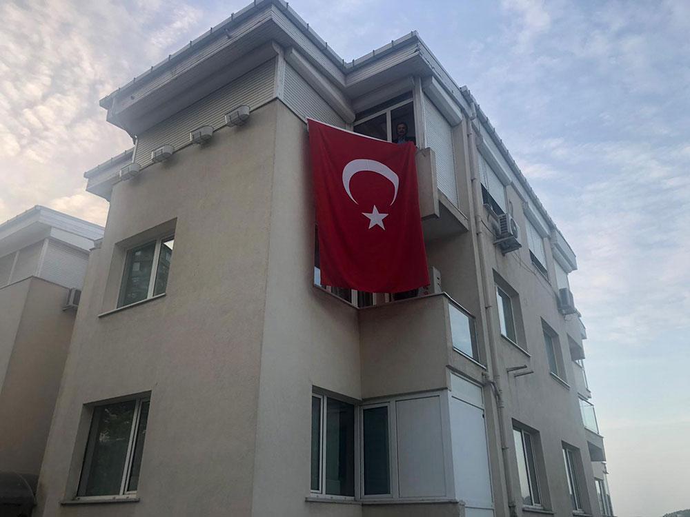 Orhan Gencebay pencereden İstiklal Marşı okudu