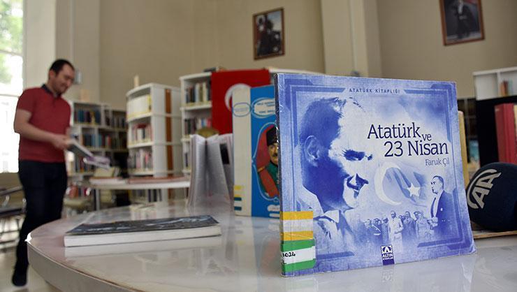 Atatürk temalı kitap sergisi, bu yıl gençlere sosyal medyadan ulaştırıldı