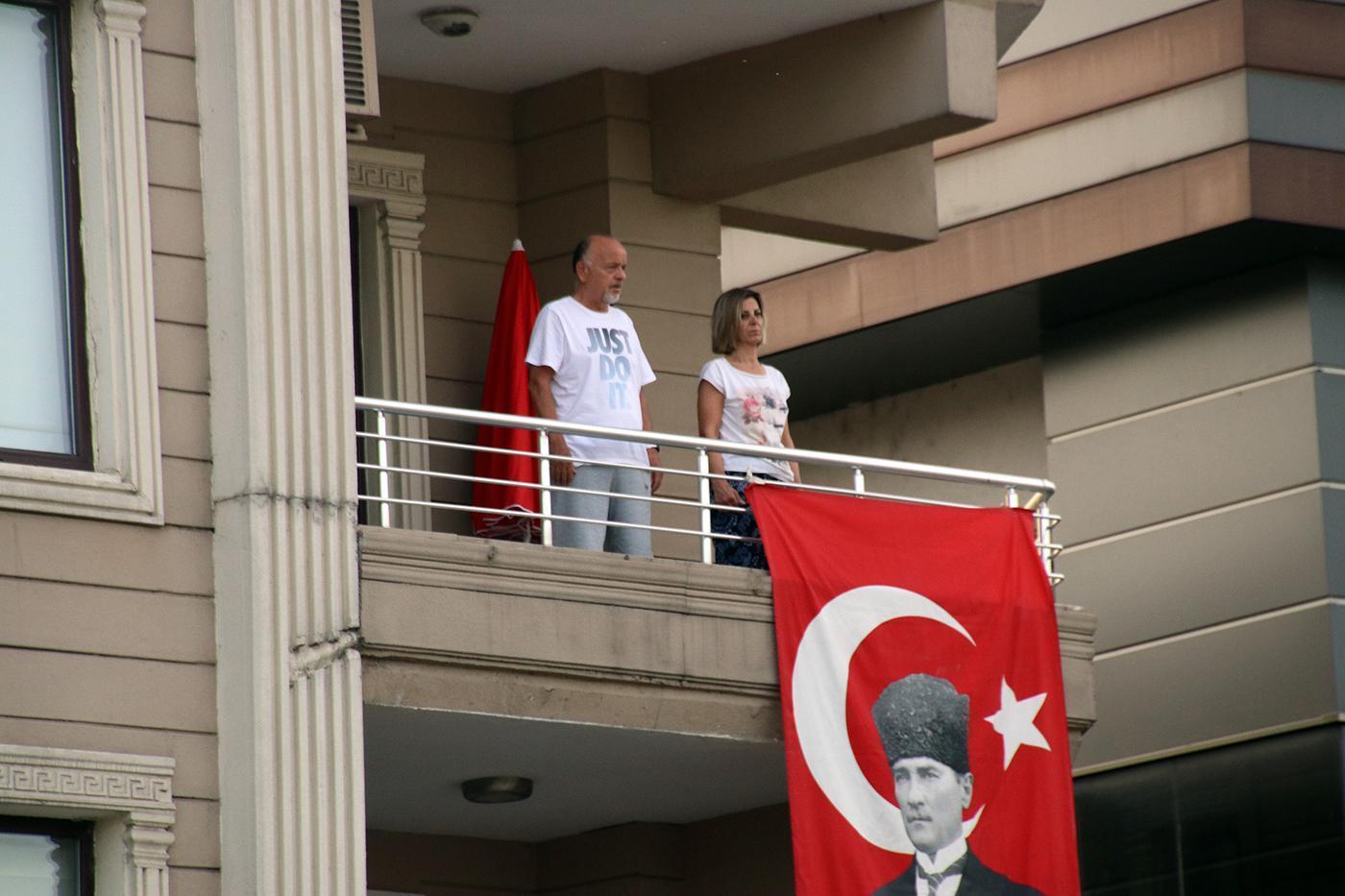 Tüm Türkiye saat 19:19da balkonlara çıkarak İstiklal Marşını okudu