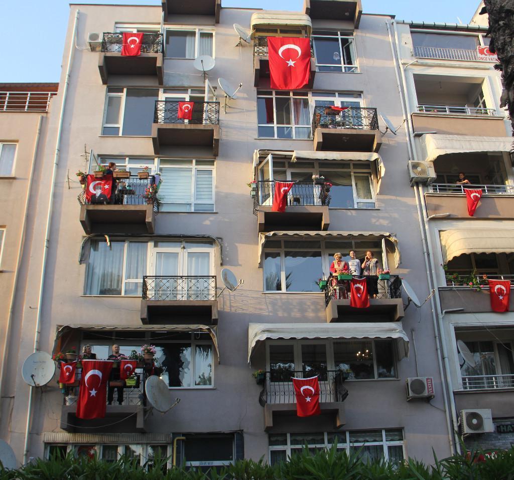 Tüm Türkiye saat 19:19da balkonlara çıkarak İstiklal Marşını okudu