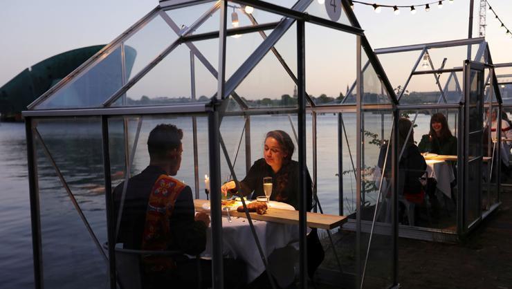 Amsterdamda corona sonrası kabin restoranlar açıldı