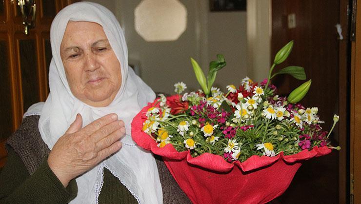 Hayatında ilk kez çiçek alan 73 yaşındaki anne gözyaşlarını tutamadı