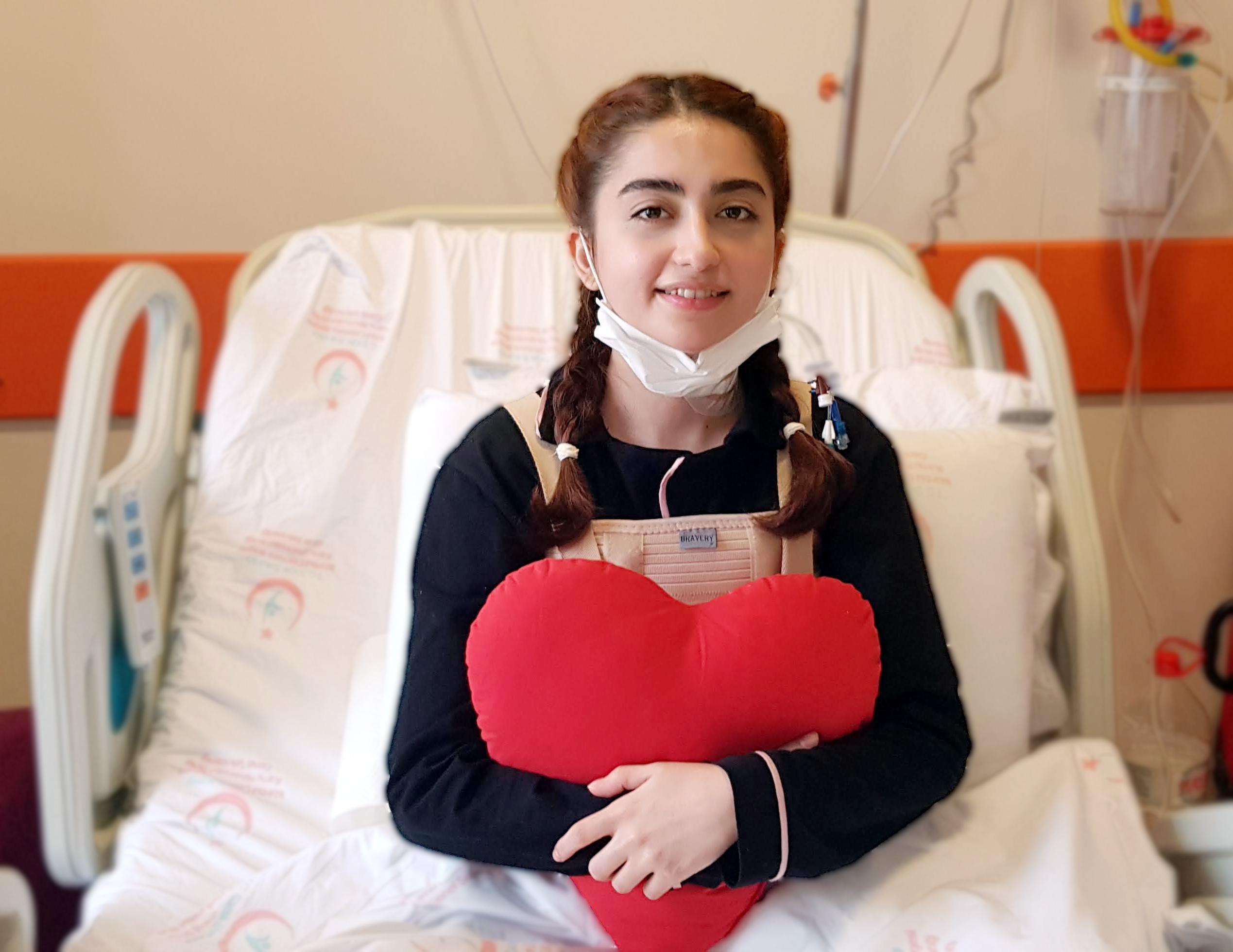 Covid-19 tedavisi yapılan genç hemşire kalp hastası çıktı