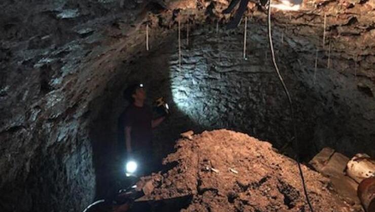 Karantinada sıkılan adam evinin altında 120 yıllık tünel keşfetti