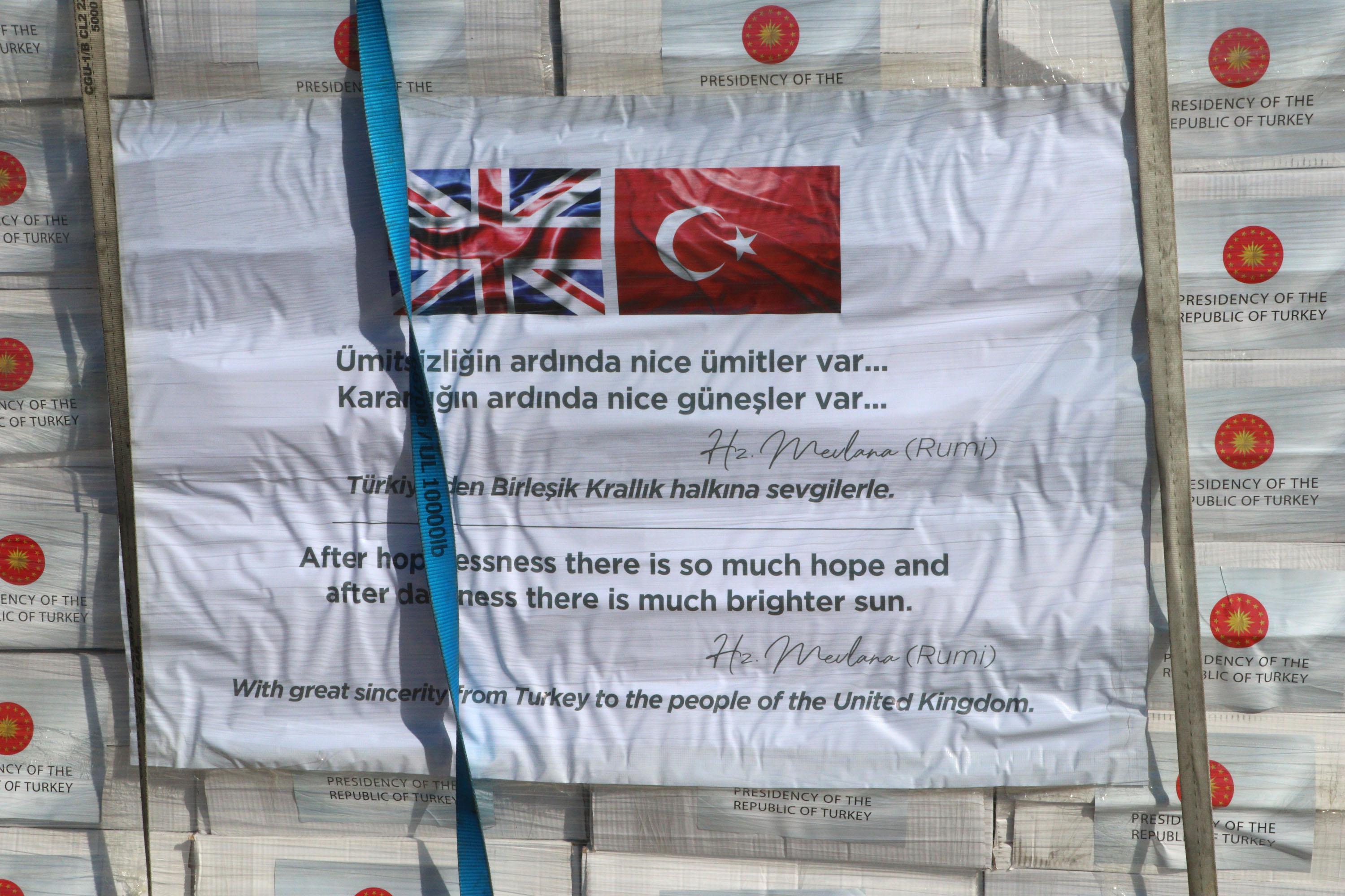 Türkiyeden İngiltereye gönderilen yardım uçağında Mevlana sözü