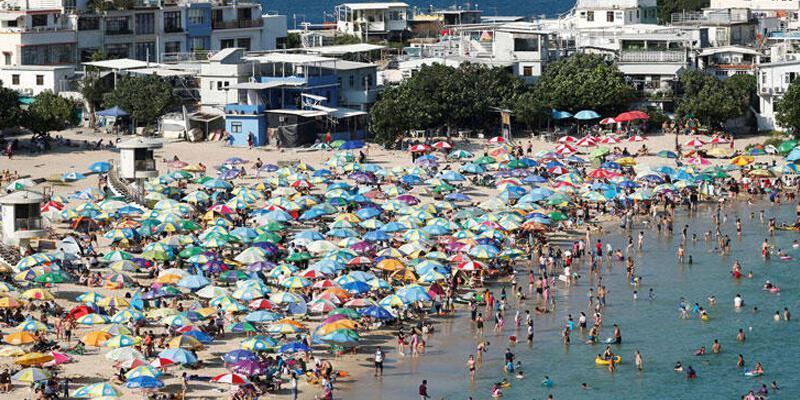 Hong Kongda corona virüse rağmen halk plajlara akın etti