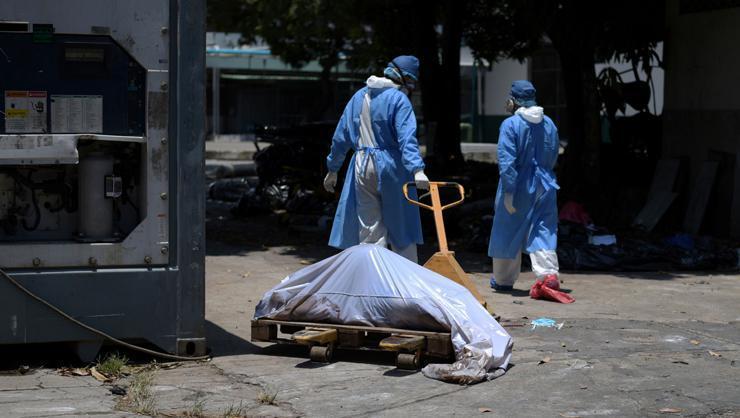 Sokaklardan corona virüsten ölenlerin cesetleri toplanıyor