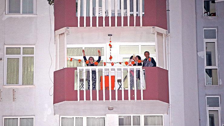 Corona virüs nedeniyle iptal edilince balkonlarda kutladılar