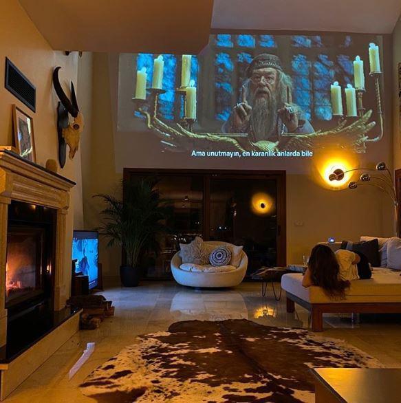 Gamze Erçel, evinde Harry Potter izlerken görüntüsünü paylaştı