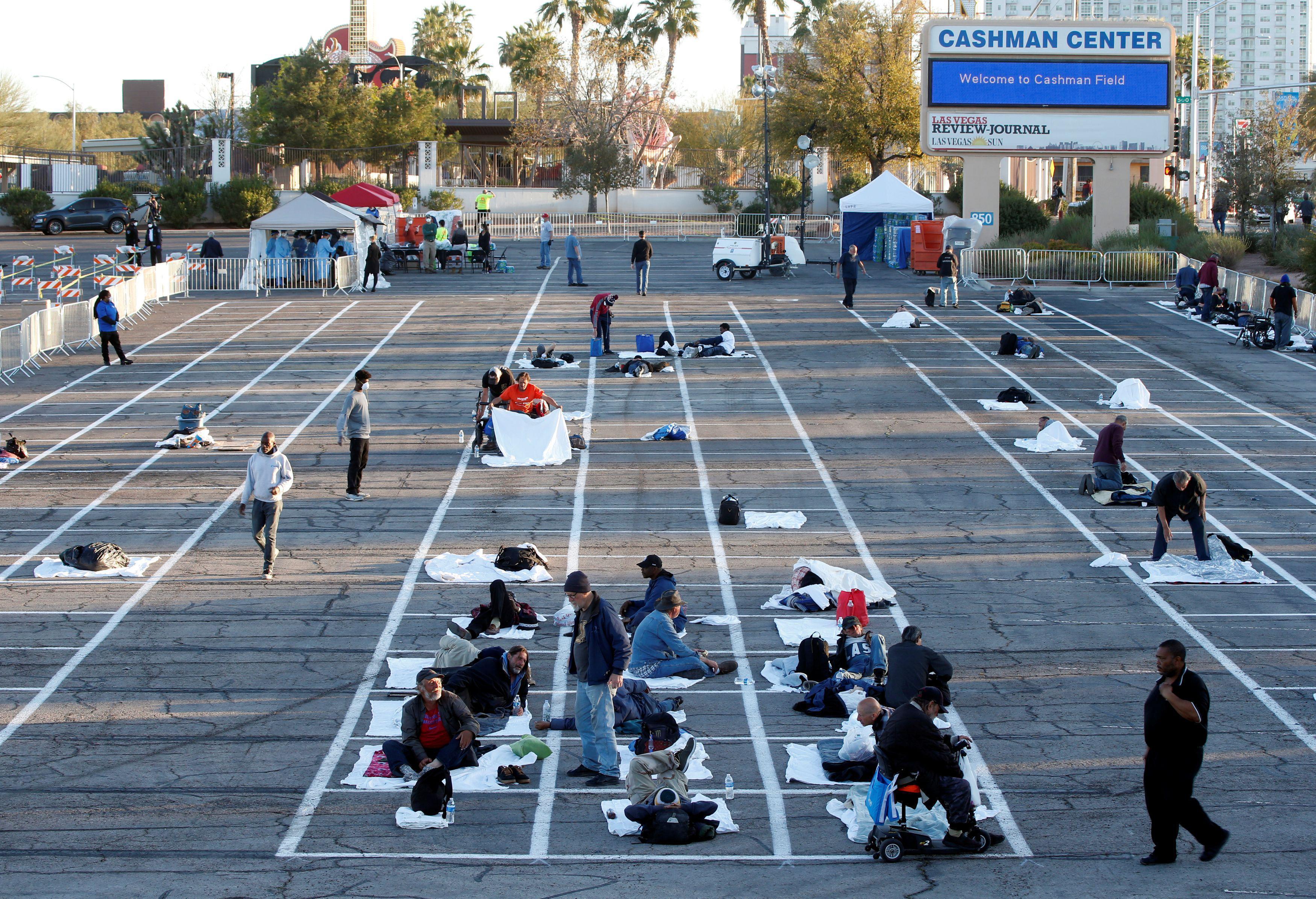 Amerikada vatandaşlar otoparkta betonun üzerinde karantinaya alındı
