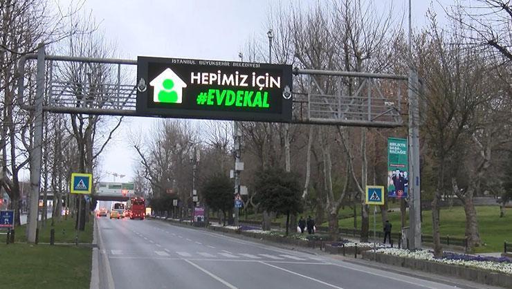 İstanbul’da ışıklı trafik levhalarıyla Evde kal çağrısı