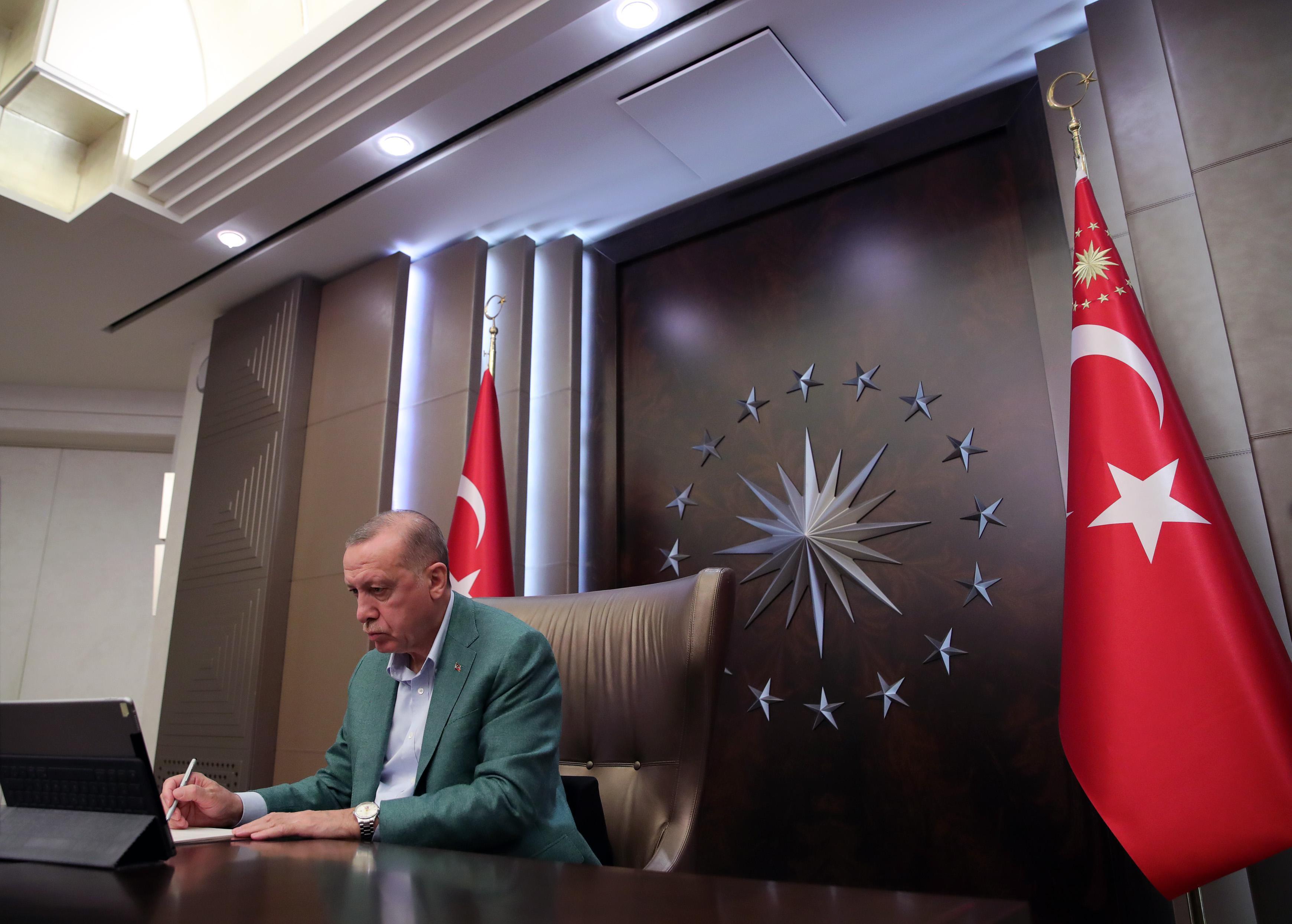 Erdoğan açıkladı: Corona virüs nedeniyle okul tatili uzatılacak mı
