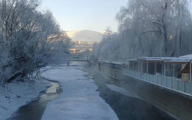 Erzurumda ipe asılan çamaşırlar bile dondu