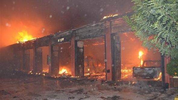 Adanada Karayolları hizmet binası ve araçları yandı