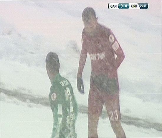 Gaziantepte yoğun kar yağışı altında kupa maçı