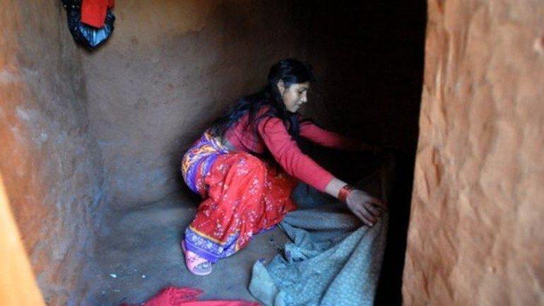 Regl olduğu için barakaya kapatılan Nepalli genç öldü
