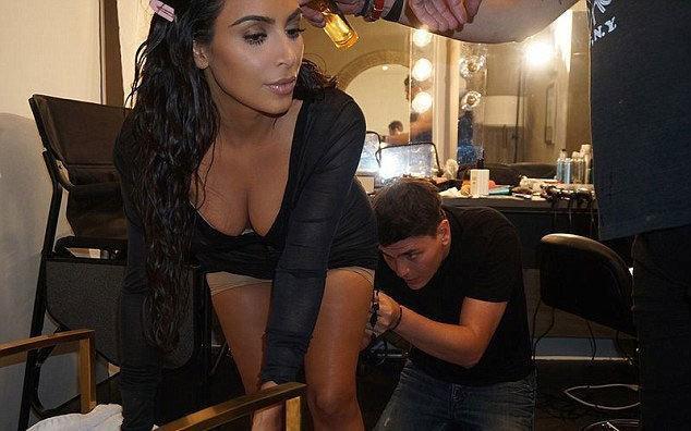 Kim Kardashian poposuna makyaj yaptırdı