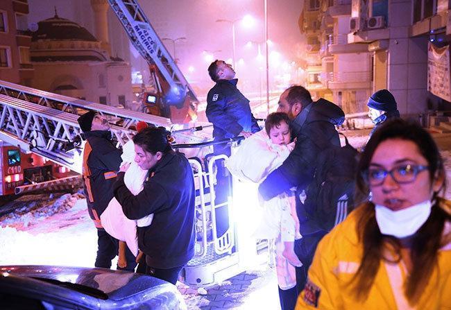 Ankarada yangın 30 kişi hastaneye kaldırıldı