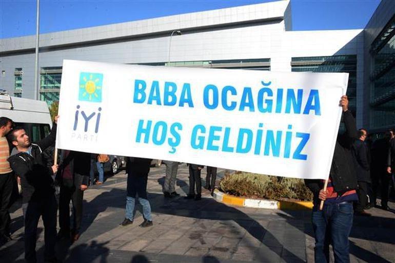 Meral Akşener Diyarbakırda Kürtçe pankartla karşılandı