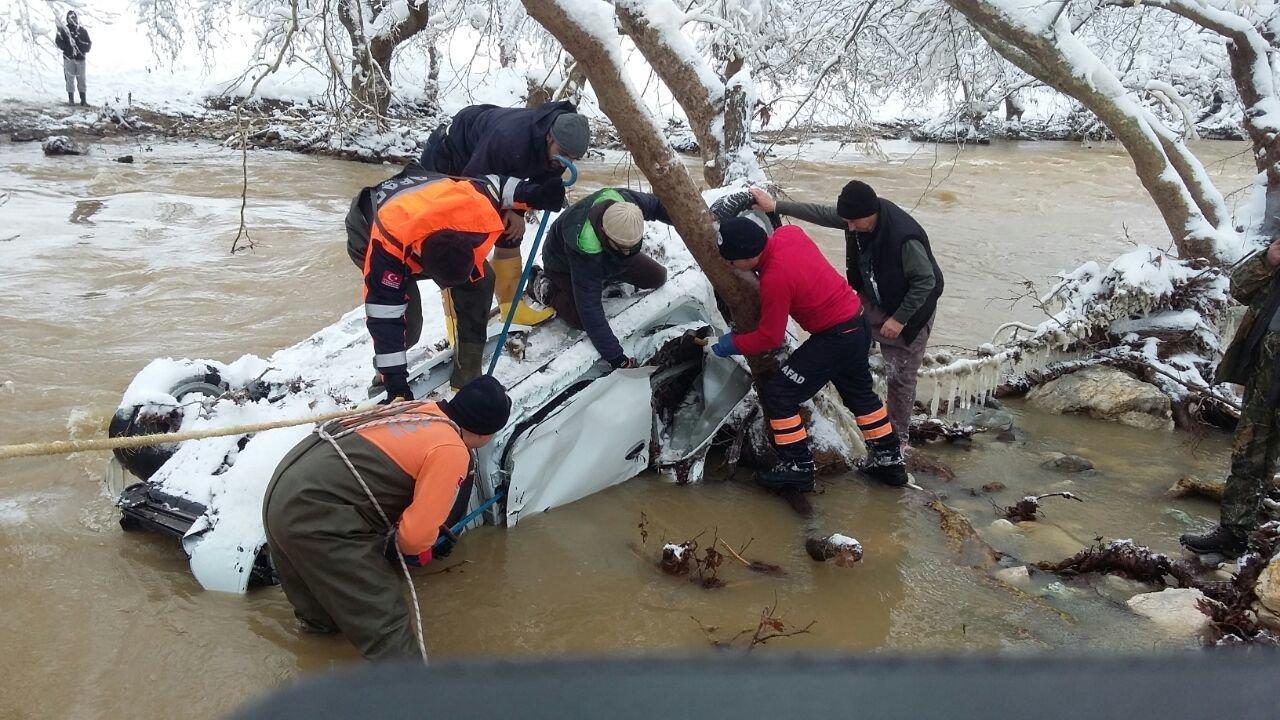 Evli çiftin acı sonu: Cesetleri dereye yuvarlanan araçta bulundu