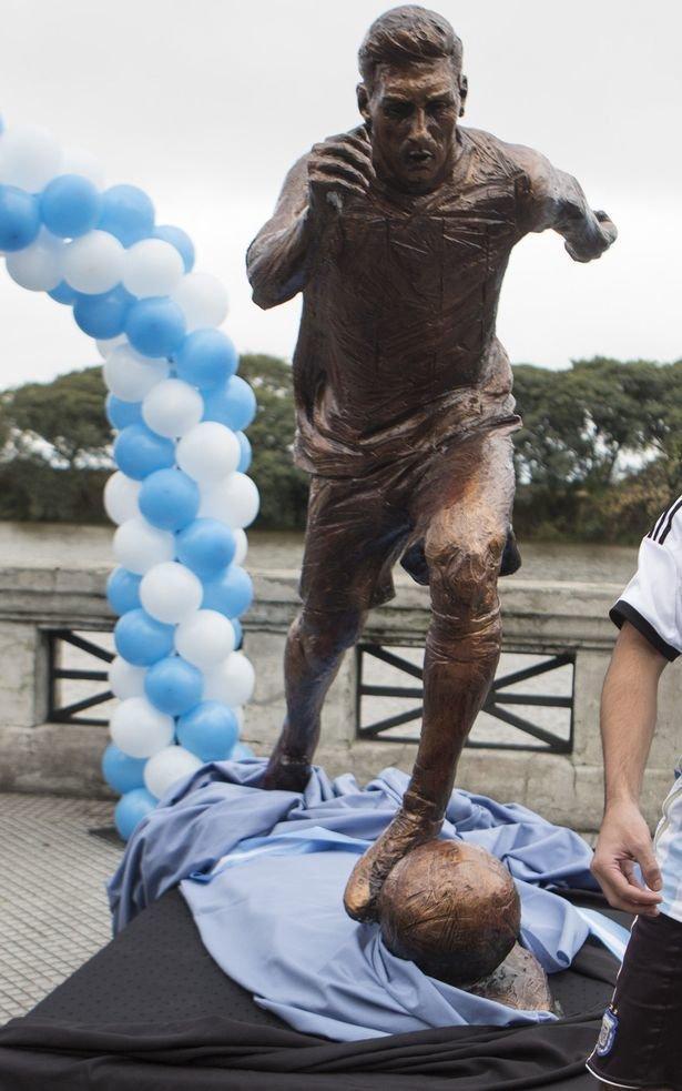 Messi’nin heykelini kırdılar