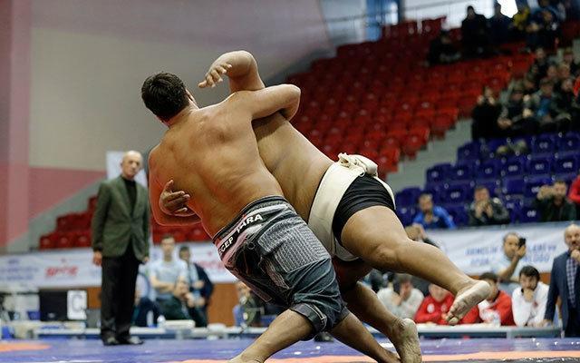 Kırkpınar Başpehlivanı Recep Kara 190 kiloluk Sumo Güreşi şampiyonunu tuş etti