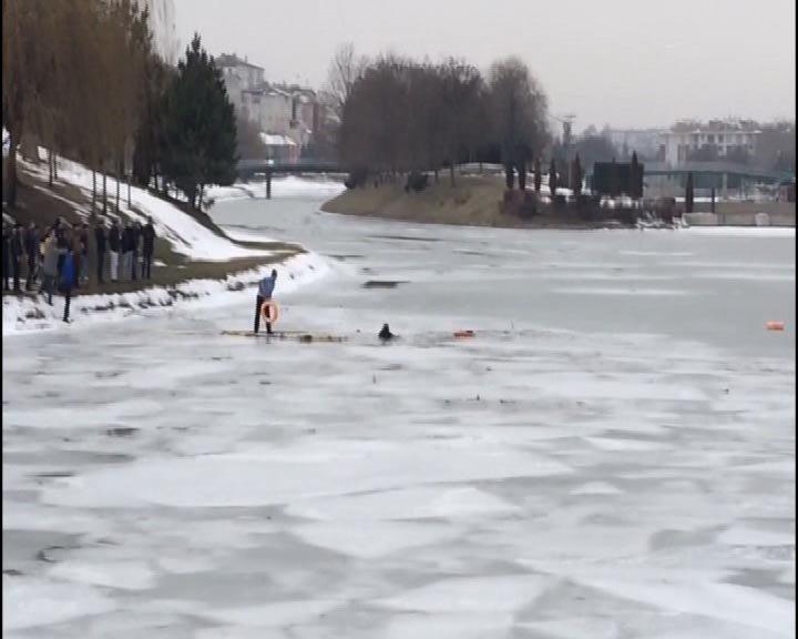 Buz kırılınca çaya düşen 2 çocuk boğuldu