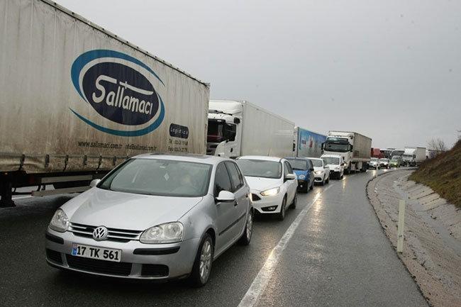 TIR bariyerlere çarptı, Bursa-İstanbul yolu kapandı