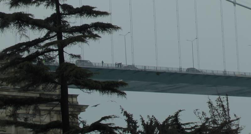 İntihar etmek için şemsiyeyle 15 Temmuz Şehitler Köprüsüne çıktı