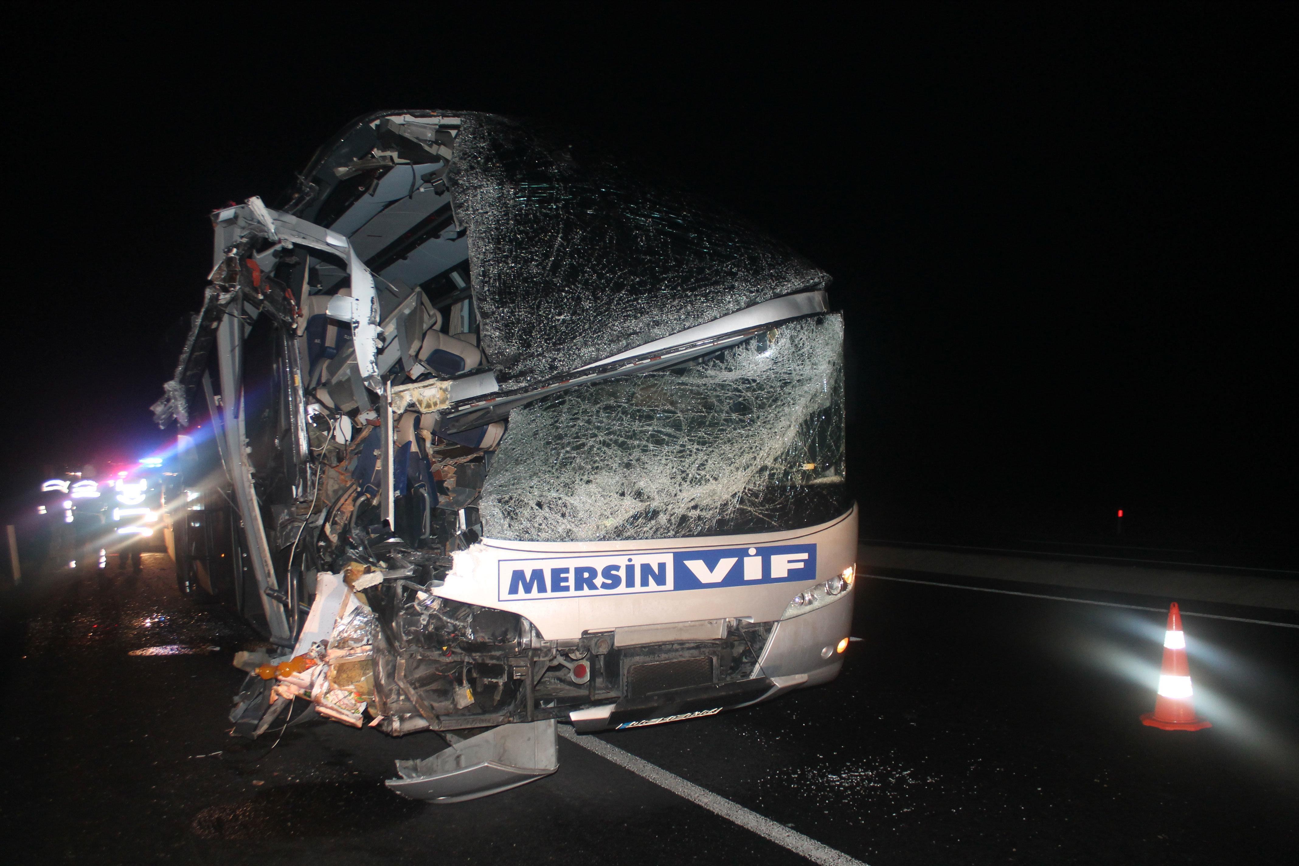Konyada yolcu otobüsü kamyona çarptı: 1 ölü 12 yaralı