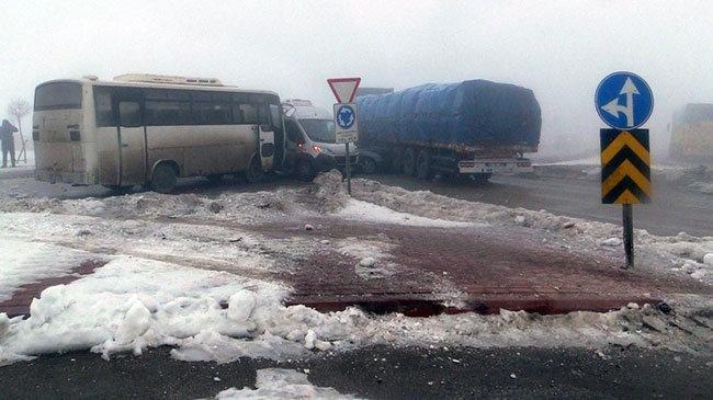 Konyada sis ve buzlanma nedeniyle 32 araç birbirine girdi