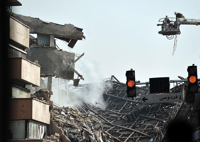 Tahranda yanan bina çöktü, 30 itfaiyeci öldü