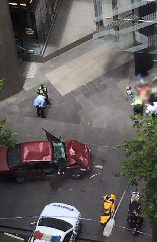 Avustralya’da bir otomobil yayaların arasına daldı: 3 ölü, 20 yaralı