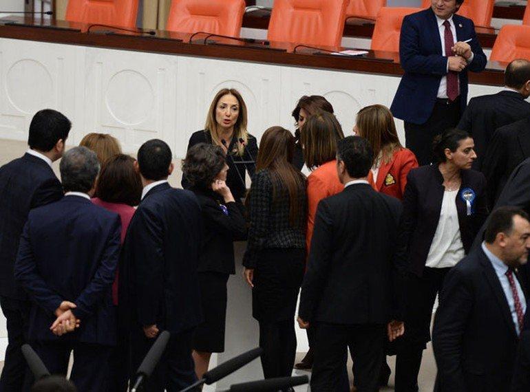 Bağımsız Milletvekili Aylin Nazlıaka, kendini Meclis kürsüsüne kelepçeledi