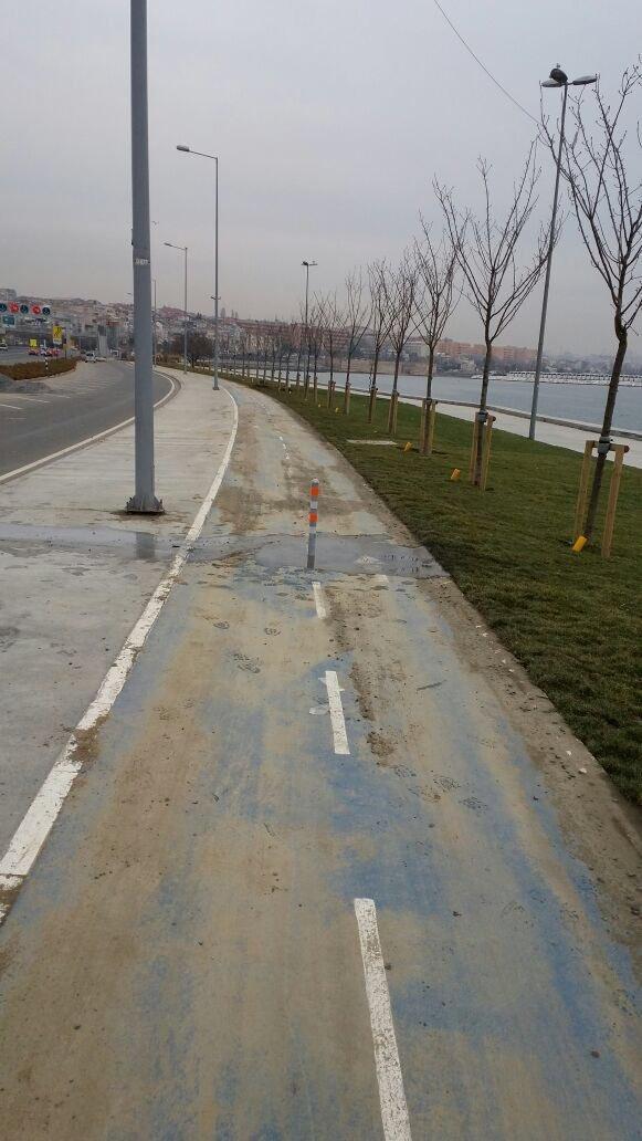 İstanbulda bisiklet yolunu kullanan arabalara direkli önlem