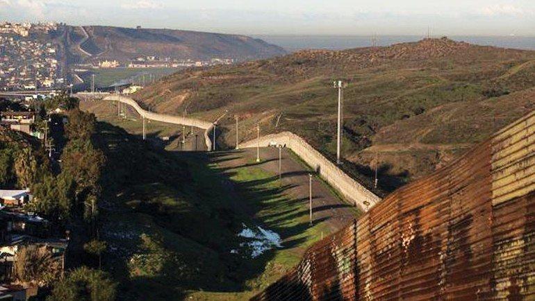 Trump Meksika sınırına duvar inşa edilmesini onayladı