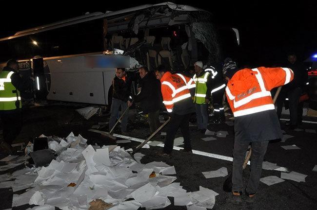 Uşakta yolcu otobüsü kamyona arkadan çarptı: 1 ölü, 12 yaralı