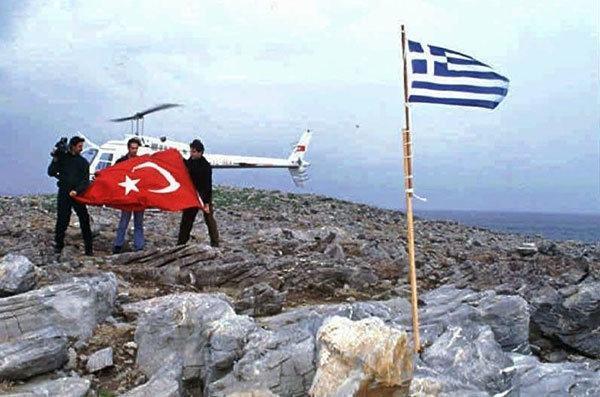 Yunan Bakan Panos Kamenos Kardak’a helikopterden çelenk attı