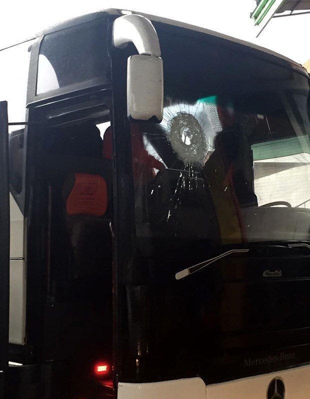 Afyonspor otobüsüne taşlı saldırı: 1 ağır yaralı