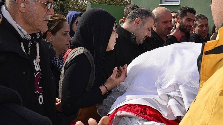 Adanada genç kızın cenazesinde davul çalındı, tabuta gelinlik örtüldü