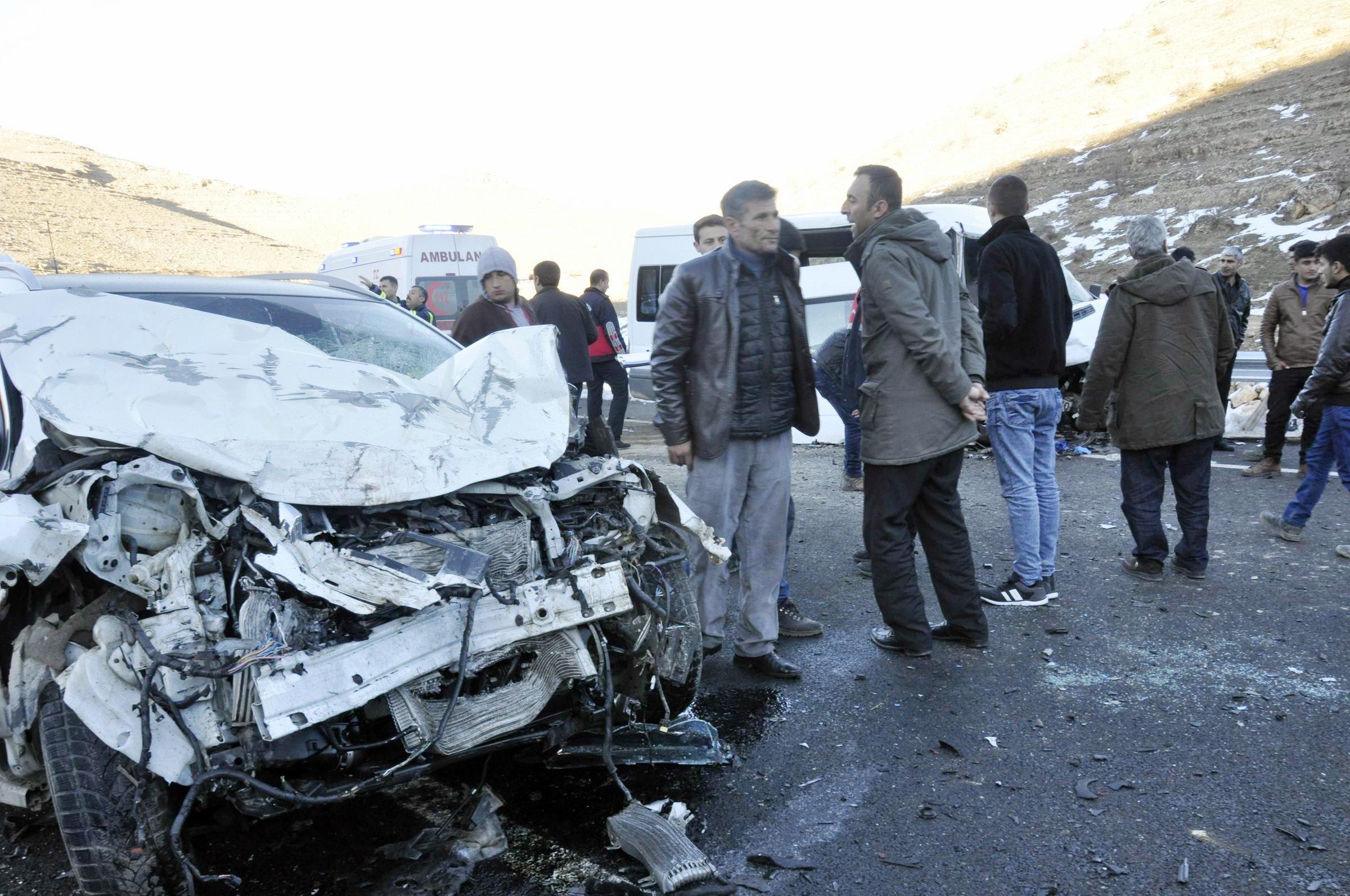 Diyarbakırda feci kaza: 13 yaralı